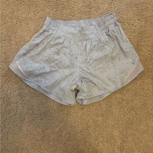 LULULEMON Hotty Hot Low-Rise Lined Short 2.5" Gravel Dust Pastel Blue Multi 6